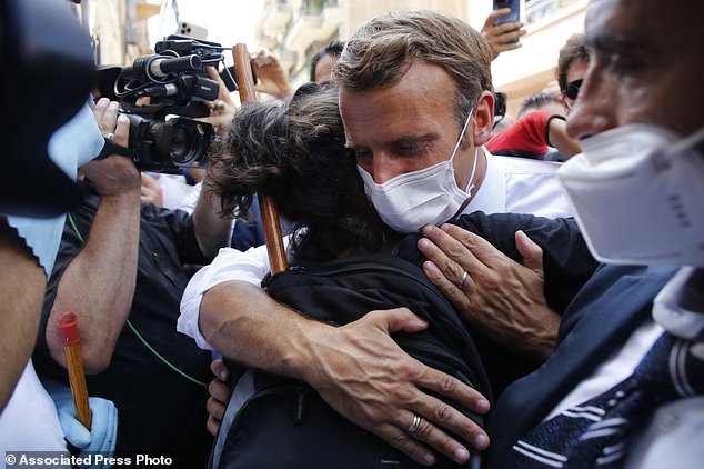 Tổng thống Pháp gây xúc động mạnh mẽ, được cộng đồng mạng ca ngợi hết lời trong chuyến thăm đặc biệt đến Beirut sau vụ nổ kinh hoàng  - Ảnh 4.
