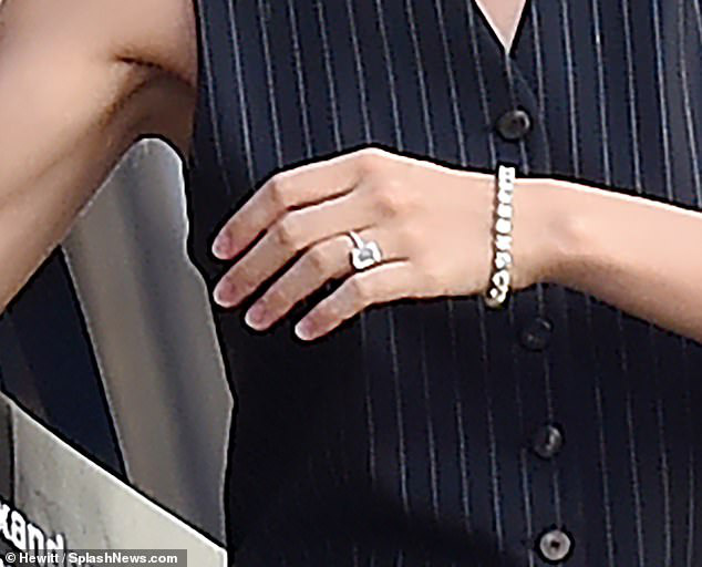 Hôn thê tài phiệt úp mở đã bí mật làm đám cưới với Brooklyn Beckham, khoe nhẫn kim cương 10 tỷ đồng sáng chói - Ảnh 5.
