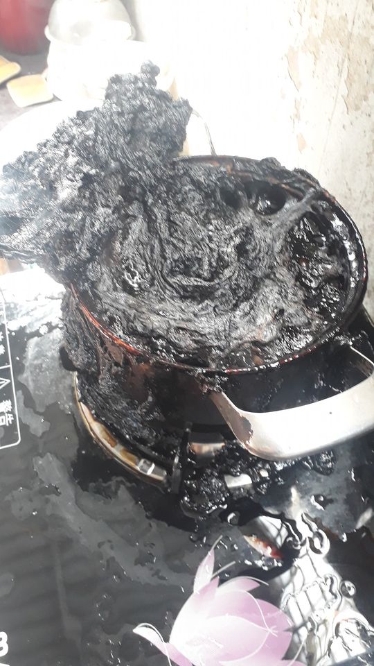 Hí hửng nấu nước đường để làm bánh Trung Thu, chàng trai khóc thét vì "quái vật" đen xì xì tấn công gian bếp, hội chị em cười ngặt nghẽo chỉ ra điểm sai nhất của anh - Ảnh 2. Hí hửng nấu nước đường để làm bánh Trung Thu, chàng trai khóc thét vì "quái vật" đen xì xì tấn công gian bếp, hội chị em cười ngặt nghẽo chỉ ra điểm sai nhất của anh - Ảnh 2.