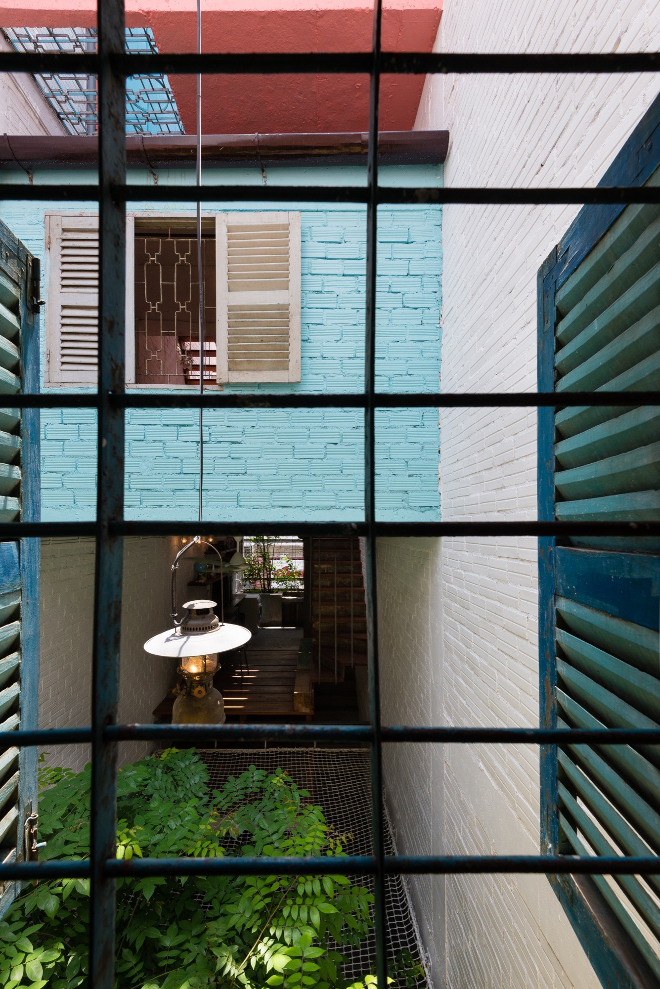 Nhà 3x15m trong hẻm với thiết kế độc đáo nhờ tái chế đồ đạc từ những cánh cửa cũ ở Sài Gòn - Ảnh 5.