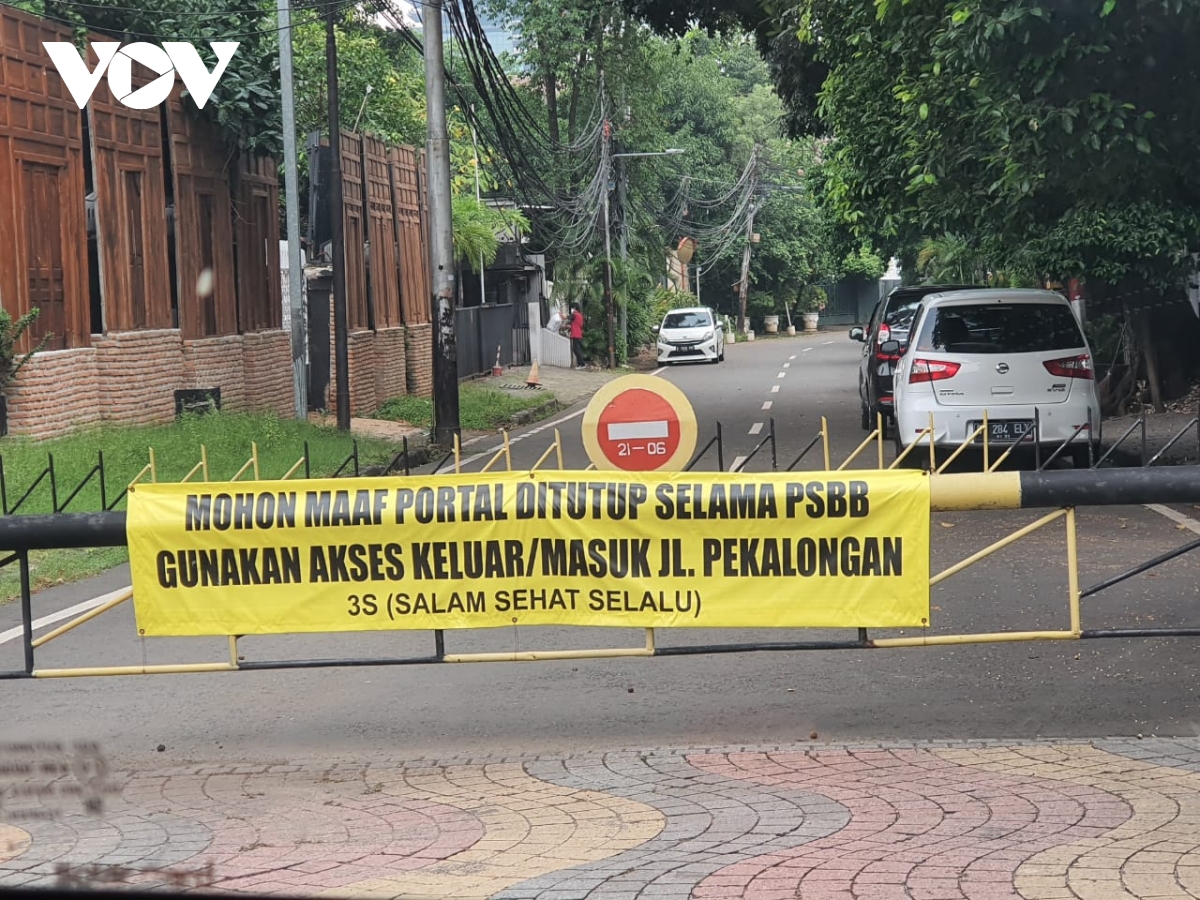 Tái giãn cách xã hội, Jakarta (Indonesia) đặt trong tình trạng khẩn cấp do Covid-19 - Ảnh 1. Tái giãn cách xã hội, Jakarta (Indonesia) đặt trong tình trạng khẩn cấp do Covid-19 - Ảnh 1.