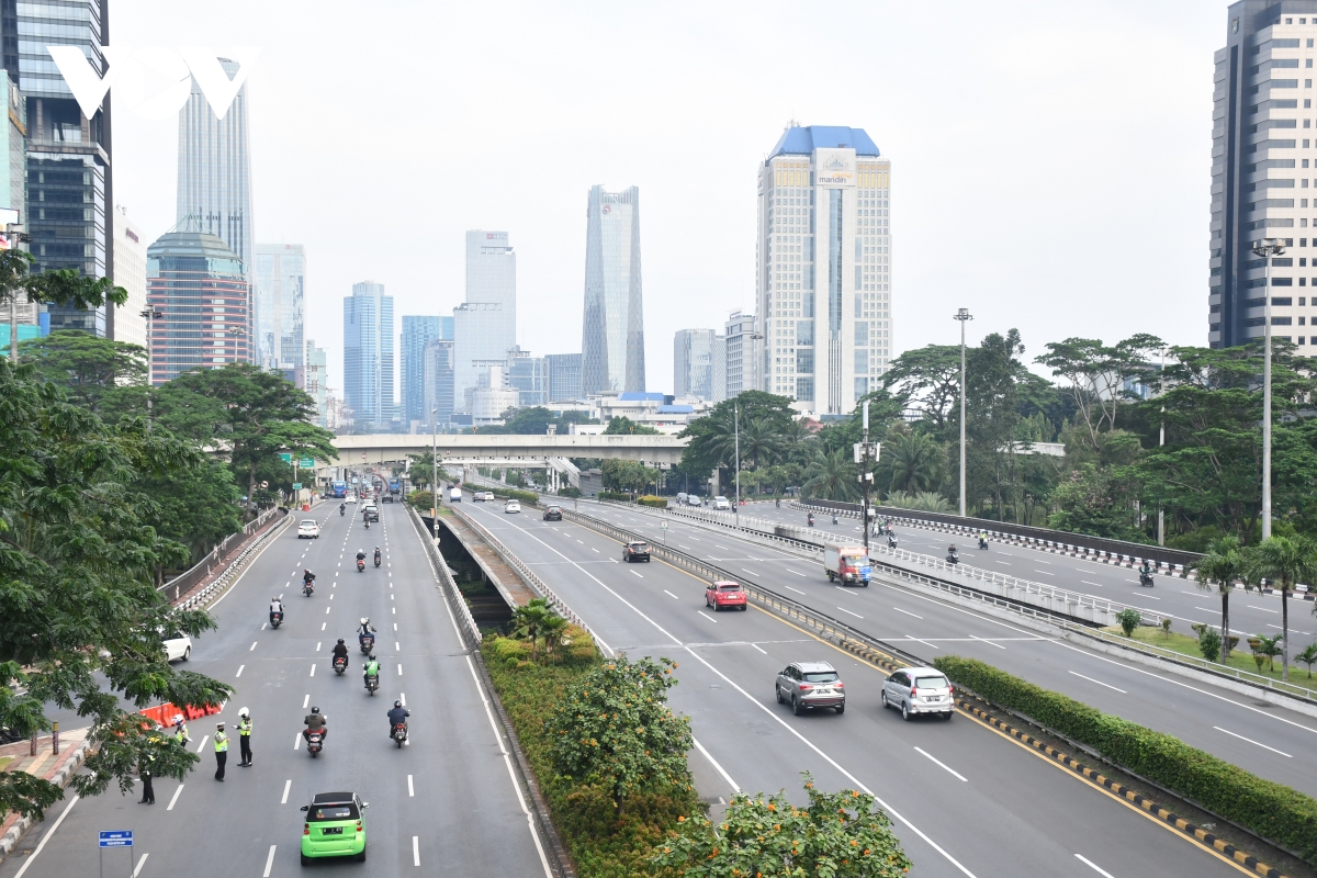 Tái giãn cách xã hội, Jakarta (Indonesia) đặt trong tình trạng khẩn cấp do Covid-19 - Ảnh 2. Tái giãn cách xã hội, Jakarta (Indonesia) đặt trong tình trạng khẩn cấp do Covid-19 - Ảnh 2.