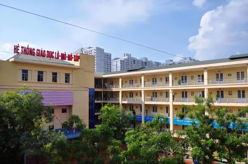 Vừa bước vào năm học mới, 1 trường học nổi tiếng ở Hà Nội khiến nhiều phụ huynh bất ngờ vì thay đổi chính sách thu học phí - Ảnh 1. Vừa bước vào năm học mới, học phí "phi mã" ở trường THCS và THPT Lômônôxôp khiến nhiều phụ huynh bất ngờ, đại diện trường nói gì? - Ảnh 1.