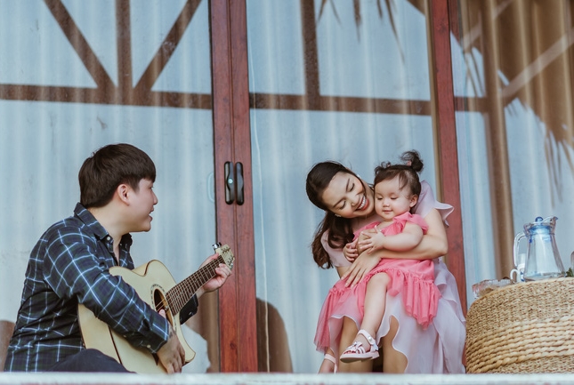Nguyễn Ngọc Anh chính thức công khai bố của con gái nhỏ MiA trong MV mới - Ảnh 1.