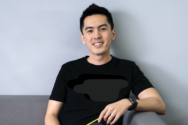 Vô tình bị &quot;chụp lén&quot;, tân CEO Gojek Việt Nam đẹp trai như &quot;hot boy&quot; lập tức trở thành tâm điểm: Cao 1m84, 33 tuổi đã làm giám đốc điều hành của nhiều công ty lớn - Ảnh 3.