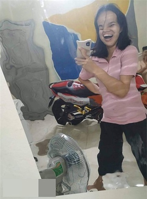 Đặt mua gương dán tường được quảng cáo "thần kỳ" trên mạng, cả phái đẹp lẫn cánh mày râu đều phát khóc khi soi hình thật - Ảnh 2. Đặt mua gương dán tường được quảng cáo "thần kỳ" trên mạng, cả phái đẹp lẫn cánh mày râu đều phát khóc khi soi hình thật - Ảnh 2.