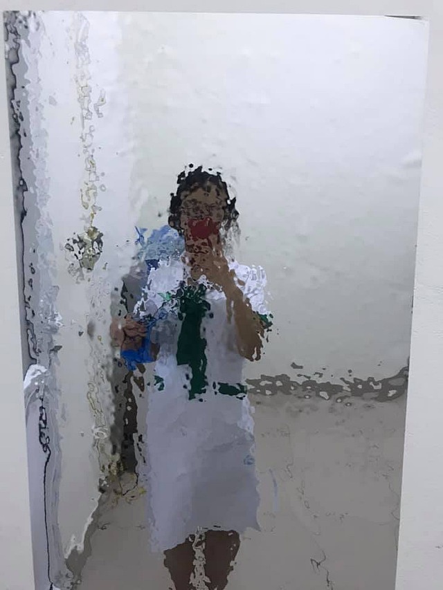 Đặt mua gương dán tường được quảng cáo "thần kỳ" trên mạng, cả phái đẹp lẫn cánh mày râu đều phát khóc khi soi hình thật - Ảnh 4. Đặt mua gương dán tường được quảng cáo "thần kỳ" trên mạng, cả phái đẹp lẫn cánh mày râu đều phát khóc khi soi hình thật - Ảnh 4.