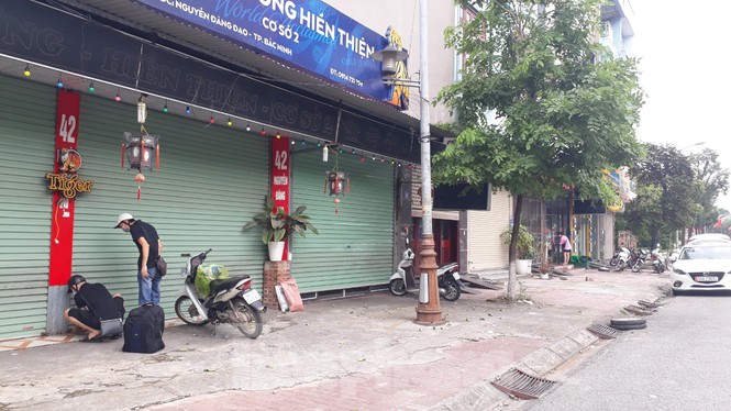 Nạn nhân bị chủ quán Nhắng nướng bắt quỳ gối có biểu hiện sang chấn tâm lý - Ảnh 1. Nạn nhân bị chủ quán Nhắng nướng bắt quỳ gối có biểu hiện sang chấn tâm lý - Ảnh 1.