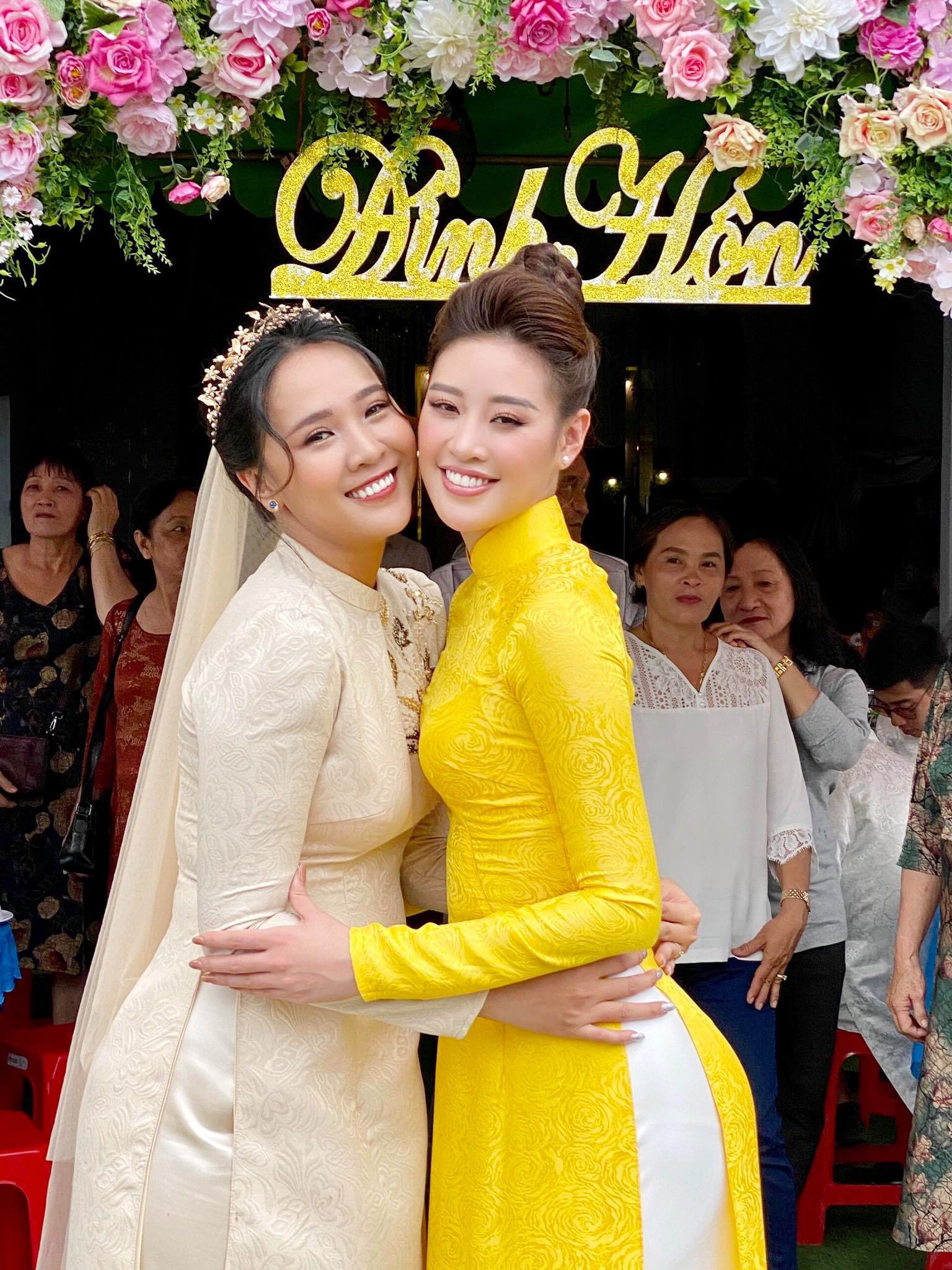 Khánh Vân làm dâu phụ trong đám cưới anh trai, dân tình dán mắt vào nhan sắc chị dâu từng thi Hoa hậu - Ảnh 2.