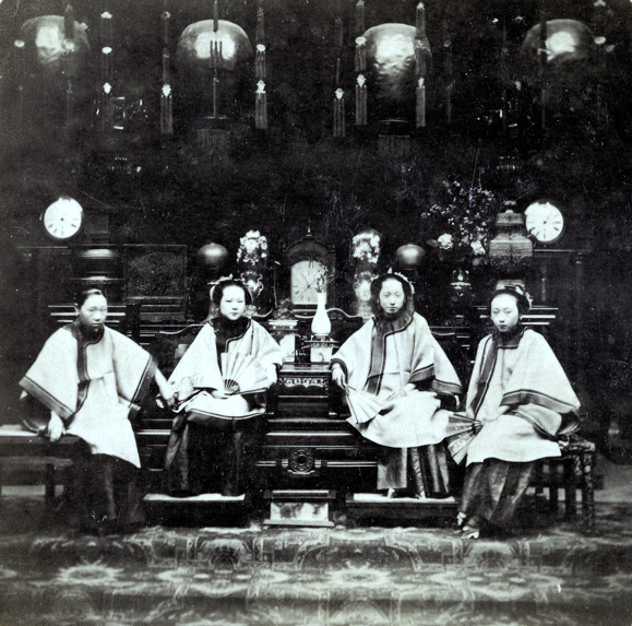Loạt ảnh cũ phản ánh chân thật vẻ ngoài của các nữ nhân trong 1 gia đình quan chức triều nhà Thanh ngày xưa - Ảnh 6.