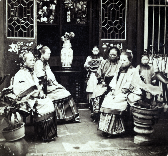 Loạt ảnh cũ phản ánh chân thật vẻ ngoài của các nữ nhân trong 1 gia đình quan chức triều nhà Thanh ngày xưa - Ảnh 1.