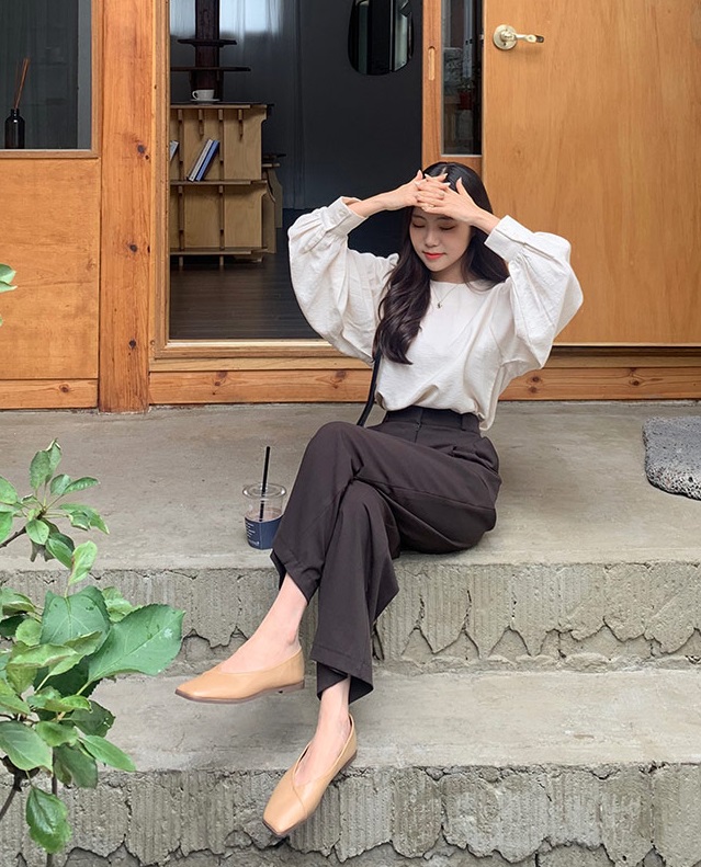 Áo blouse trơn màu đúng là chân ái của nàng công sở, có đến 10 cách diện mà cách nào cũng sang xịn hết cỡ - Ảnh 4. Áo blouse trơn màu đúng là chân ái của nàng công sở, có đến 10 cách diện mà cách nào cũng sang xịn hết cỡ - Ảnh 4.