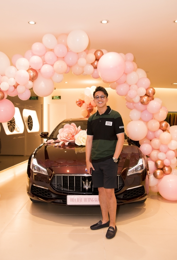Cặp đôi dẫn đầu cuộc đua hàng hiệu của Vbiz: Hương Giang hẹn hò xương xương cũng diện set đồ tiền tỷ, Matt Liu diện luôn áo Burberry nàng tặng - Ảnh 3. Cặp đôi dẫn đầu cuộc đua hàng hiệu của Vbiz: Hương Giang hẹn hò xương xương cũng diện set đồ tiền tỷ, Matt Liu diện luôn áo Burberry nàng tặng - Ảnh 3.