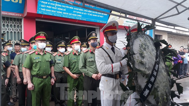 Đồng đội, làng xóm tiếc thương cảnh sát cơ động hi sinh ở Bắc Giang - Ảnh 1.