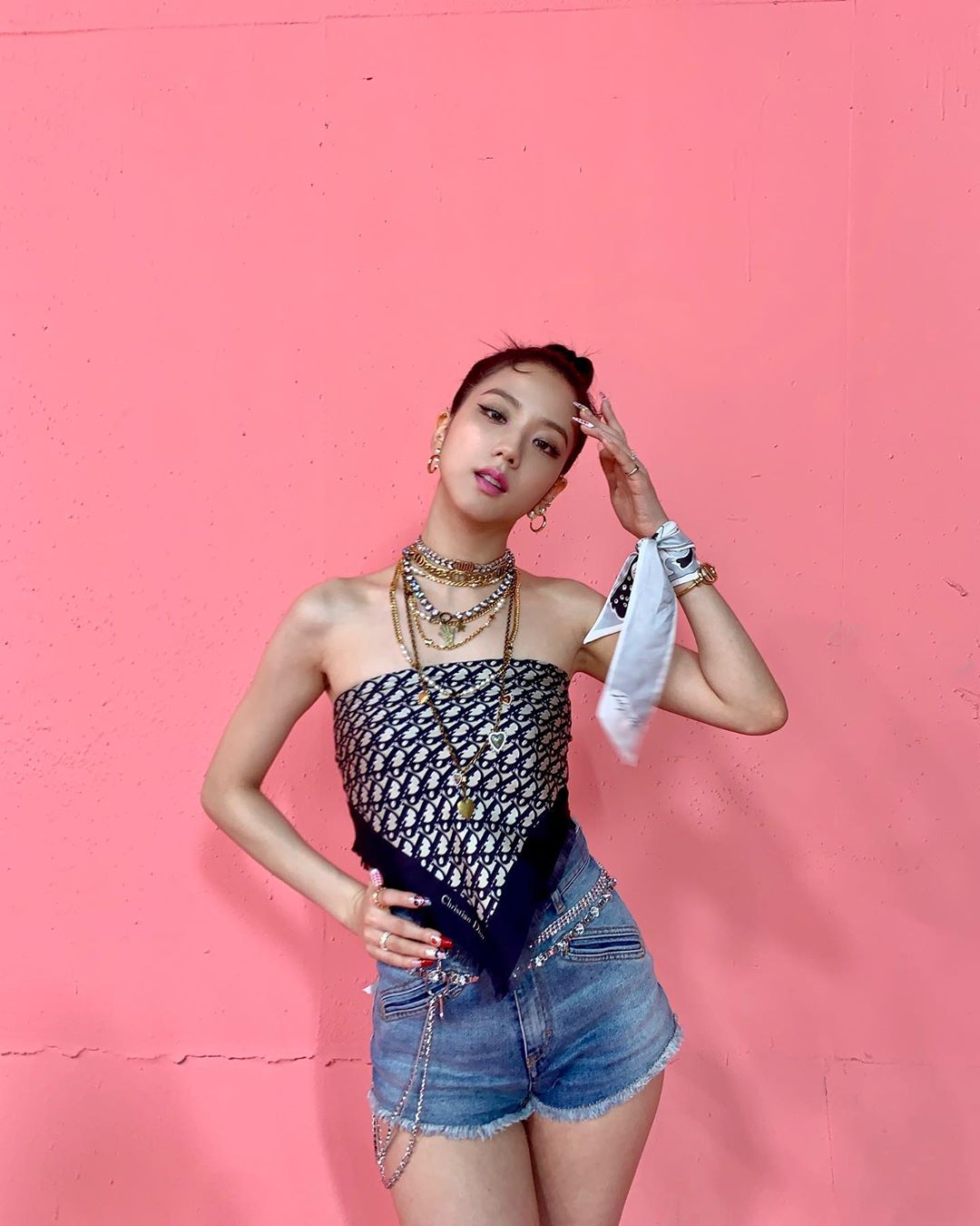 Lên đồ giống hệt Jisoo, Minh Hằng vẫn "hiền khô" so với idol Hoa hậu - Ảnh 3. Lên đồ giống hệt Jisoo, Minh Hằng vẫn "hiền khô" so với idol Hoa hậu - Ảnh 3.