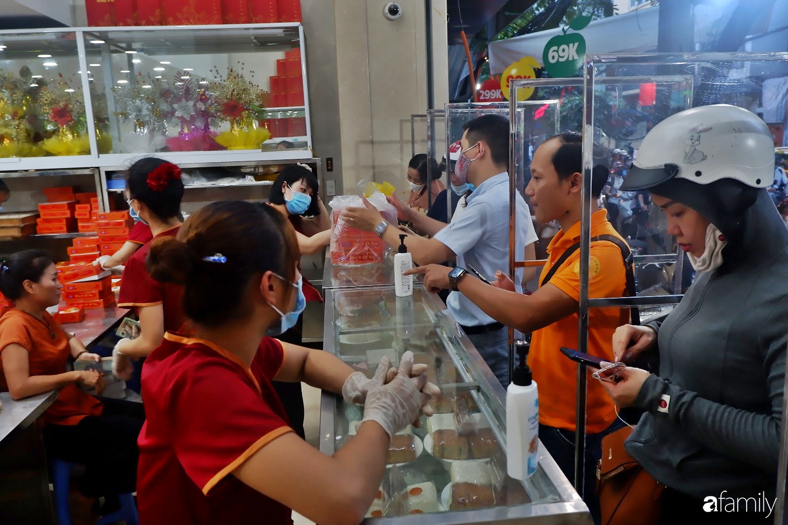 Đến hẹn lại lên, người Hà Nội xếp hàng chờ đến lượt mua tại các cửa hàng bánh Trung thu cổ truyền - Ảnh 13. Đến hẹn lại lên, người Hà Nội xếp hàng chờ đến lượt mua tại các cửa hàng bánh Trung thu cổ truyền - Ảnh 13.