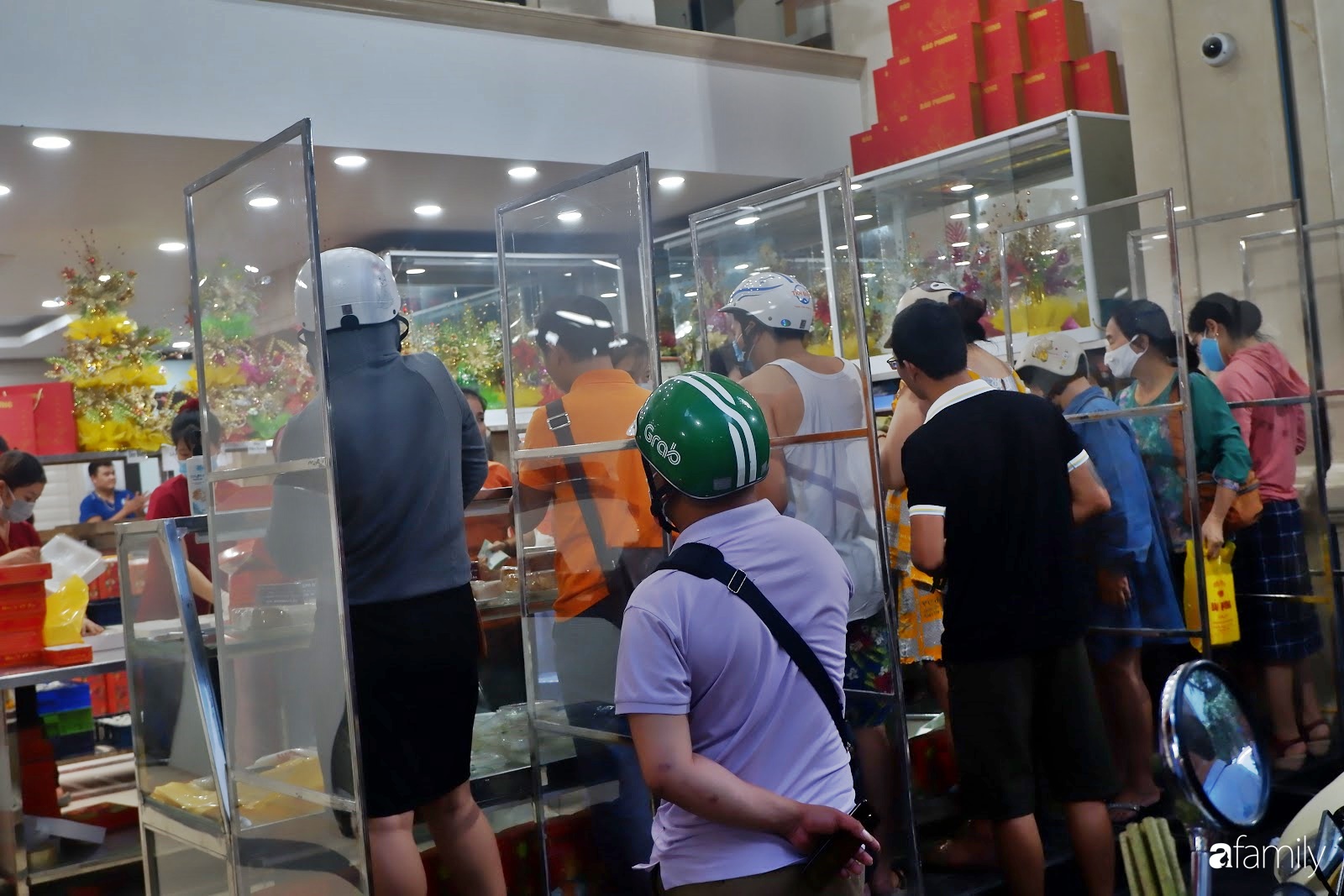 Đến hẹn lại lên, người Hà Nội xếp hàng chờ đến lượt mua tại các cửa hàng bánh Trung thu cổ truyền - Ảnh 8. Đến hẹn lại lên, người Hà Nội xếp hàng chờ đến lượt mua tại các cửa hàng bánh Trung thu cổ truyền - Ảnh 8.