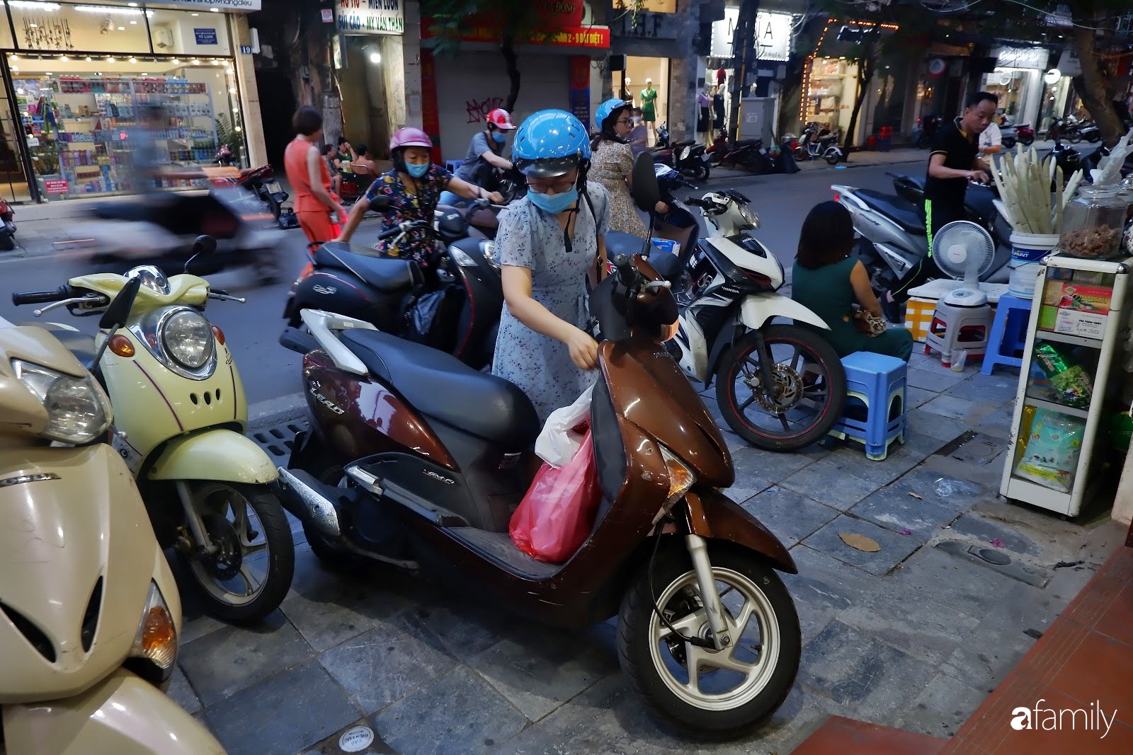 Đến hẹn lại lên, người Hà Nội xếp hàng chờ đến lượt mua tại các cửa hàng bánh Trung thu cổ truyền - Ảnh 10. Đến hẹn lại lên, người Hà Nội xếp hàng chờ đến lượt mua tại các cửa hàng bánh Trung thu cổ truyền - Ảnh 10.