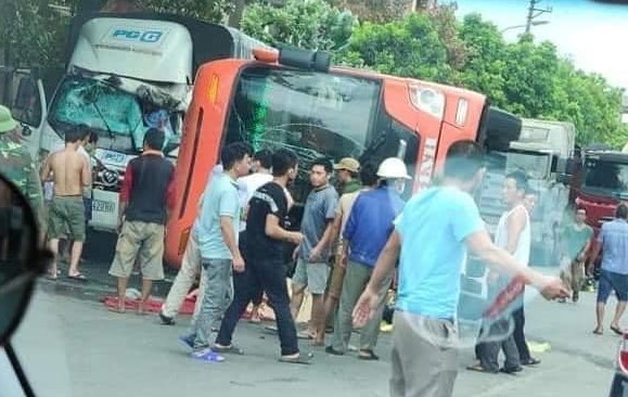 Ninh Bình: Lật xe khách giữa quốc lộ khiến 1 cụ bà tử vong tại chỗ - Ảnh 4. Ninh Bình: Lật xe khách giữa quốc lộ khiến 1 cụ bà tử vong tại chỗ - Ảnh 4.
