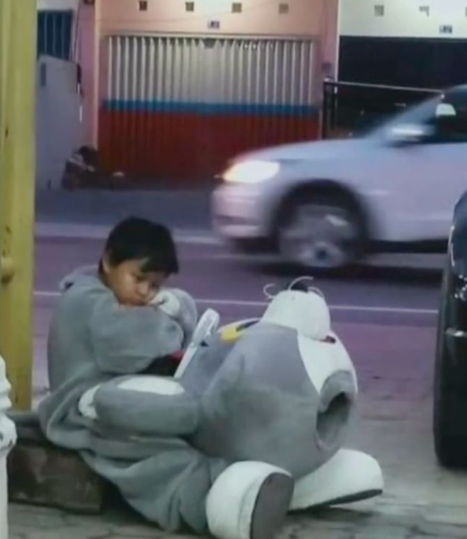 Xót xa cậu bé 9 tuổi đi bộ 10km mỗi ngày để làm việc, chỉ mong có đủ tiền trang trải học phí - Ảnh 1. Xót xa cậu bé 9 tuổi đi bộ 10km mỗi ngày để làm việc, chỉ mong có đủ tiền trang trải học phí - Ảnh 1.