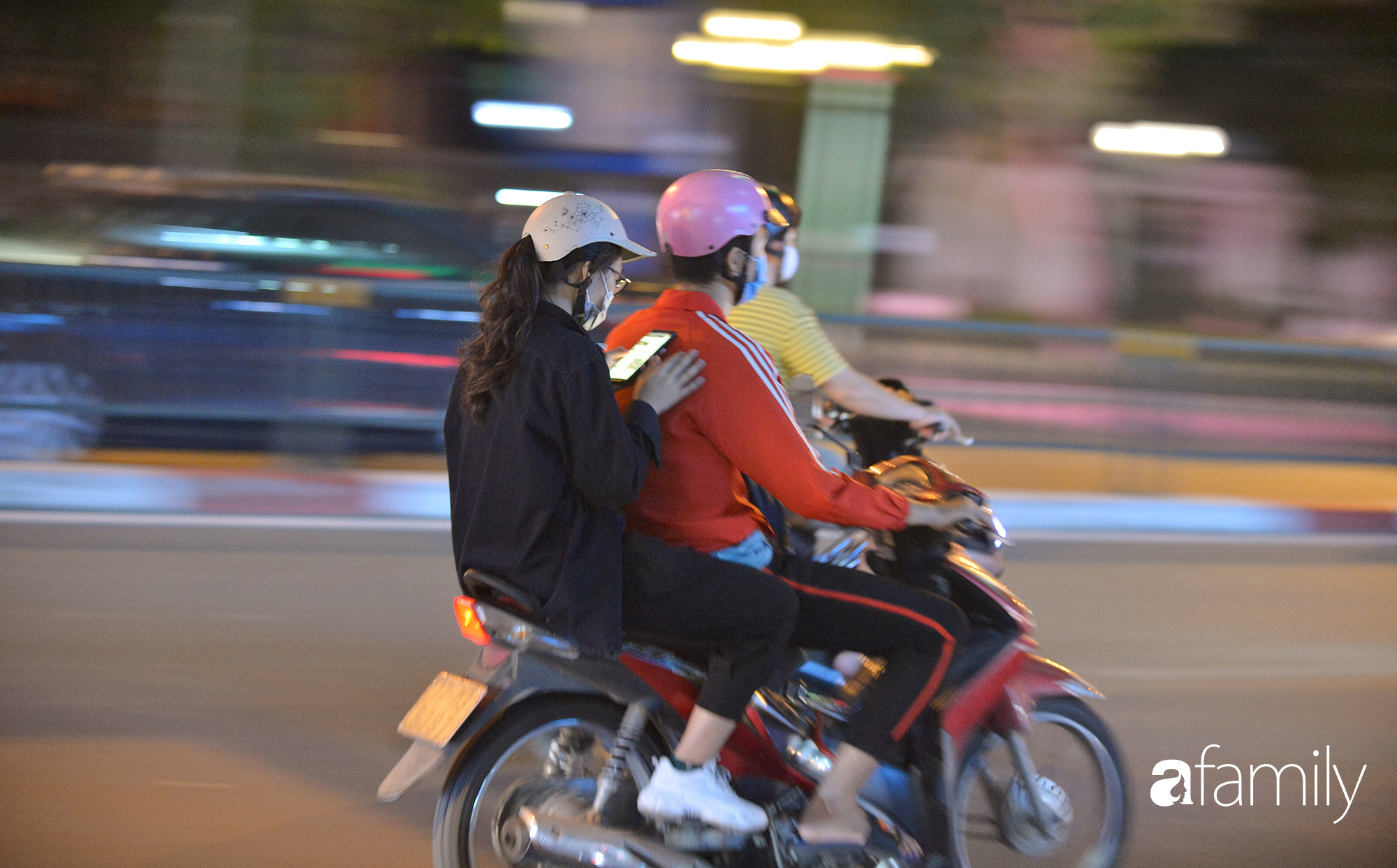 Ảnh: Hà Nội nhẹ nhàng sang thu, người dân thong thả đón cái se lạnh đầu mùa về trên từng ngõ phố - Ảnh 10. Ảnh: Hà Nội nhẹ nhàng sang thu, người dân thong thả đón cái se lạnh đầu mùa về trên từng ngõ phố - Ảnh 10.