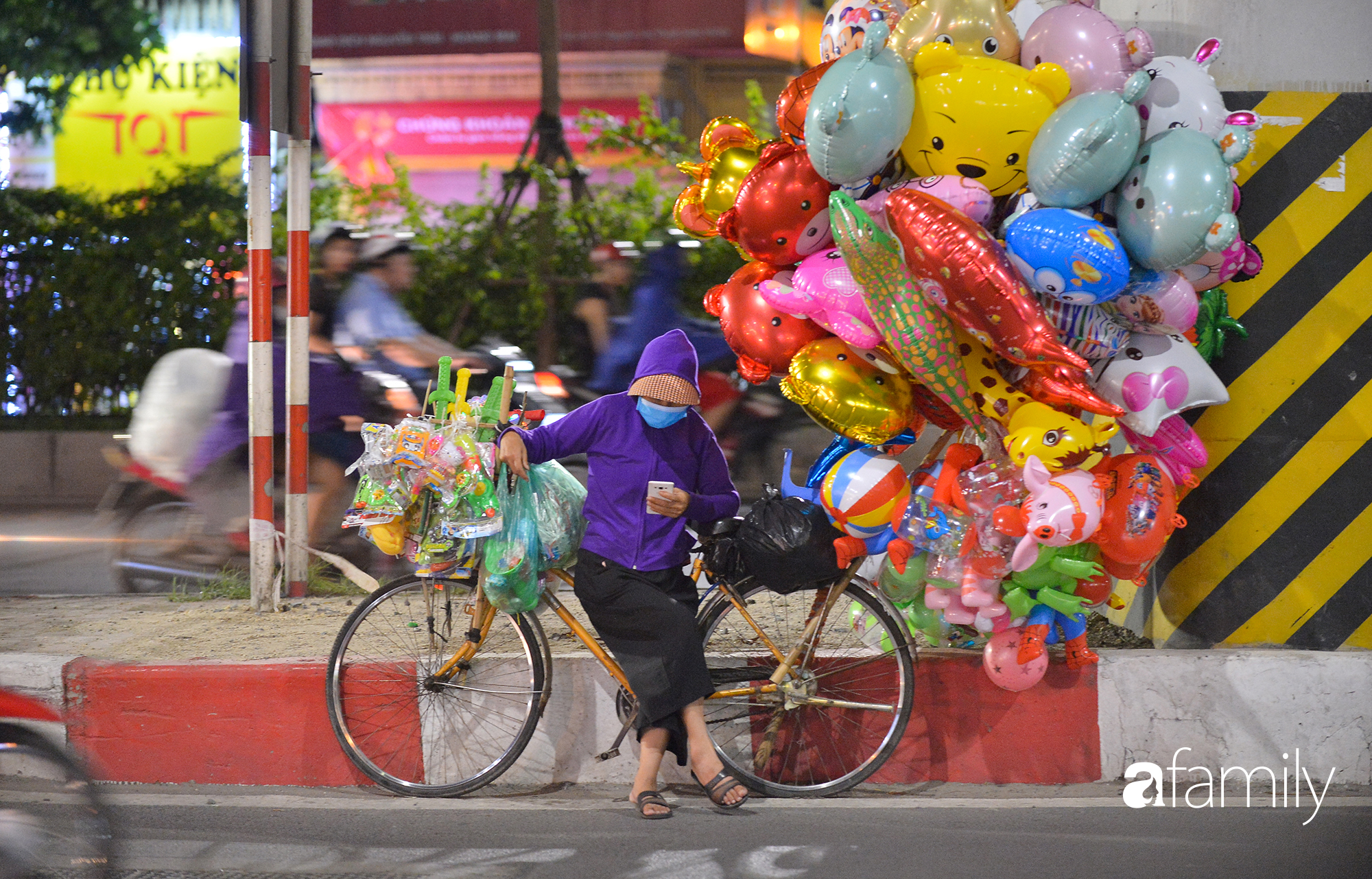 Ảnh: Hà Nội nhẹ nhàng sang thu, người dân thong thả đón cái se lạnh đầu mùa về trên từng ngõ phố - Ảnh 4. Ảnh: Hà Nội nhẹ nhàng sang thu, người dân thong thả đón cái se lạnh đầu mùa về trên từng ngõ phố - Ảnh 4.