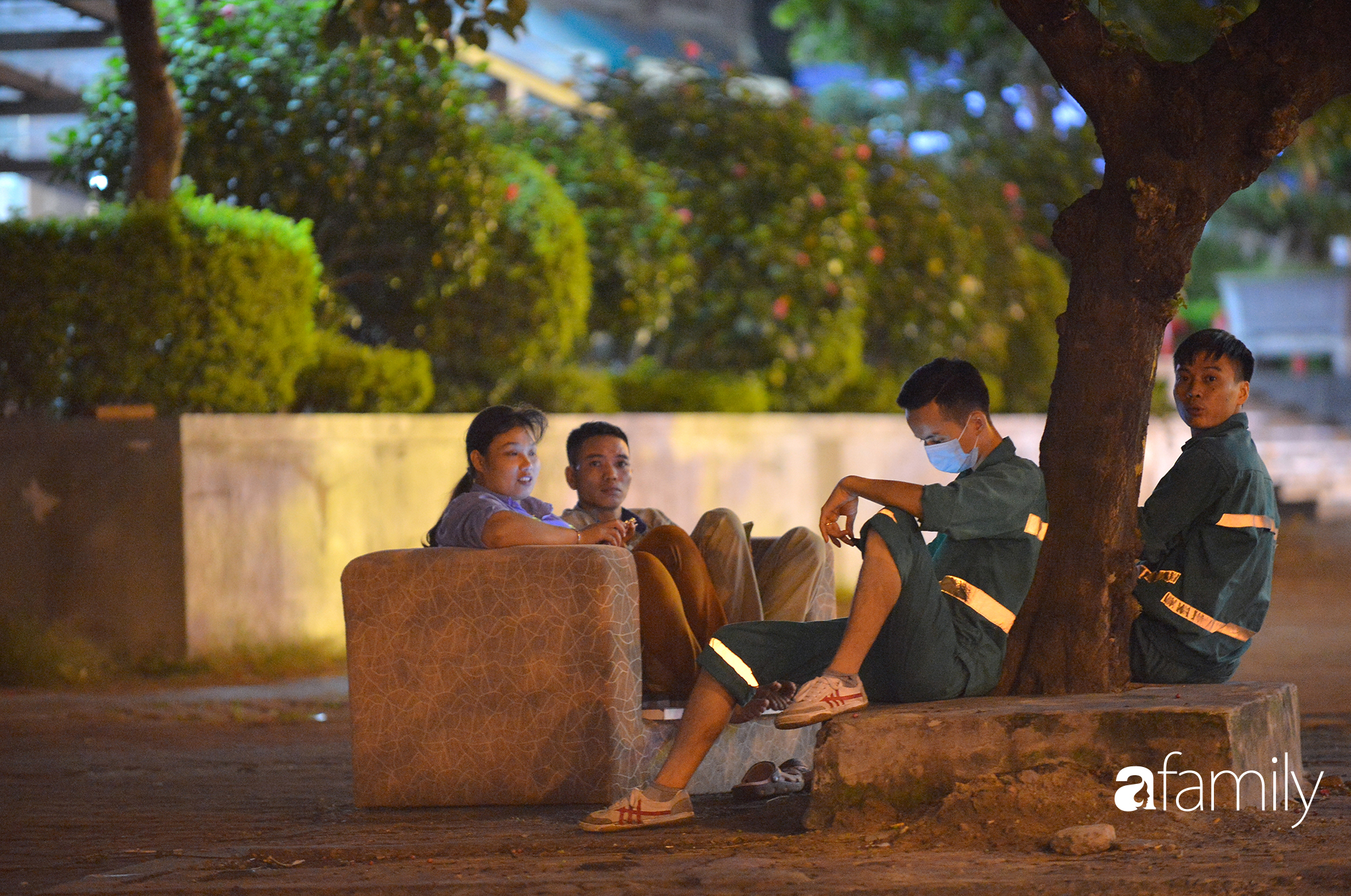 Ảnh: Hà Nội nhẹ nhàng sang thu, người dân thong thả đón cái se lạnh đầu mùa về trên từng ngõ phố - Ảnh 7. Ảnh: Hà Nội nhẹ nhàng sang thu, người dân thong thả đón cái se lạnh đầu mùa về trên từng ngõ phố - Ảnh 7.