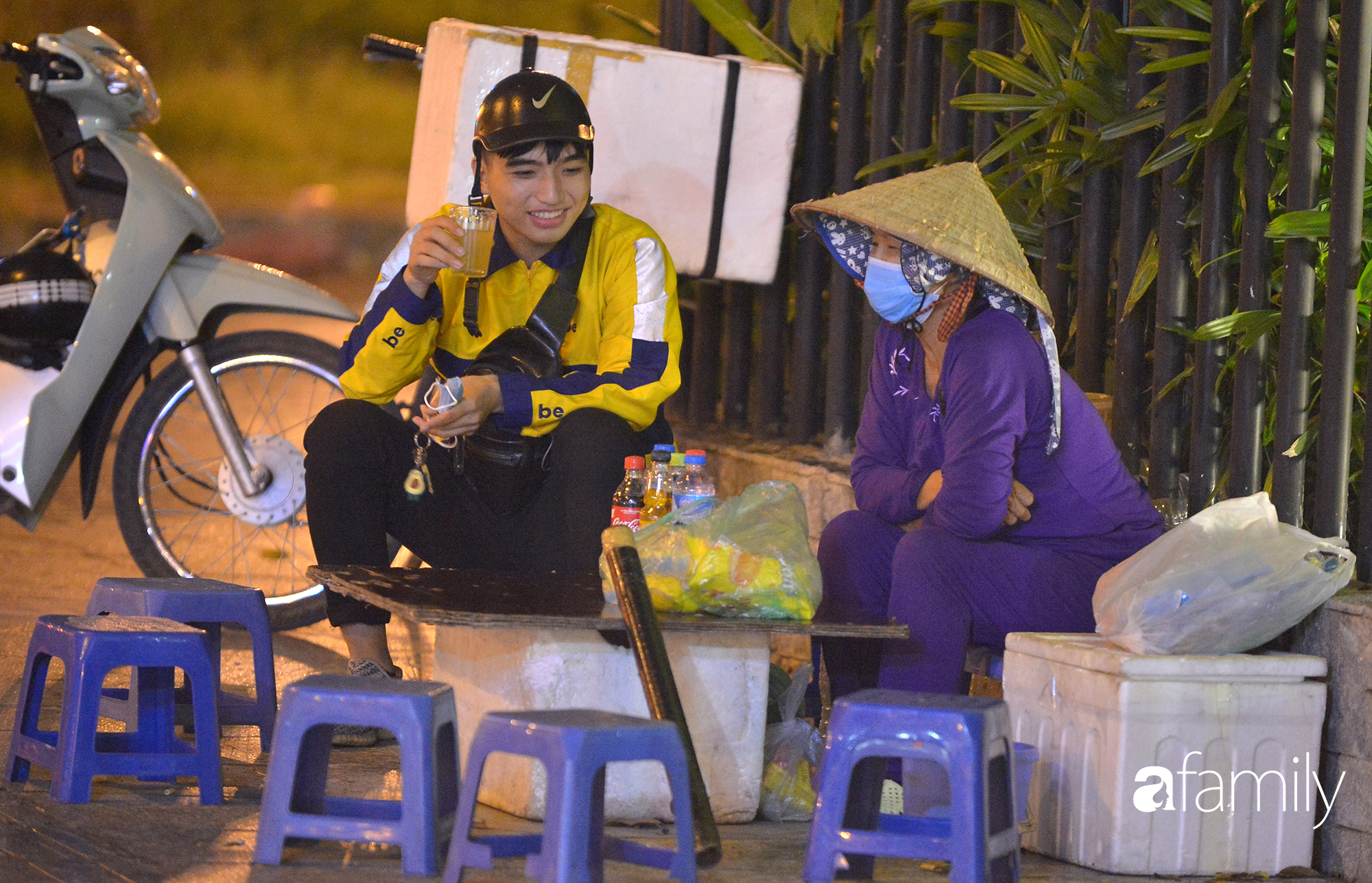 Ảnh: Hà Nội nhẹ nhàng sang thu, người dân thong thả đón cái se lạnh đầu mùa về trên từng ngõ phố - Ảnh 9. Ảnh: Hà Nội nhẹ nhàng sang thu, người dân thong thả đón cái se lạnh đầu mùa về trên từng ngõ phố - Ảnh 9.