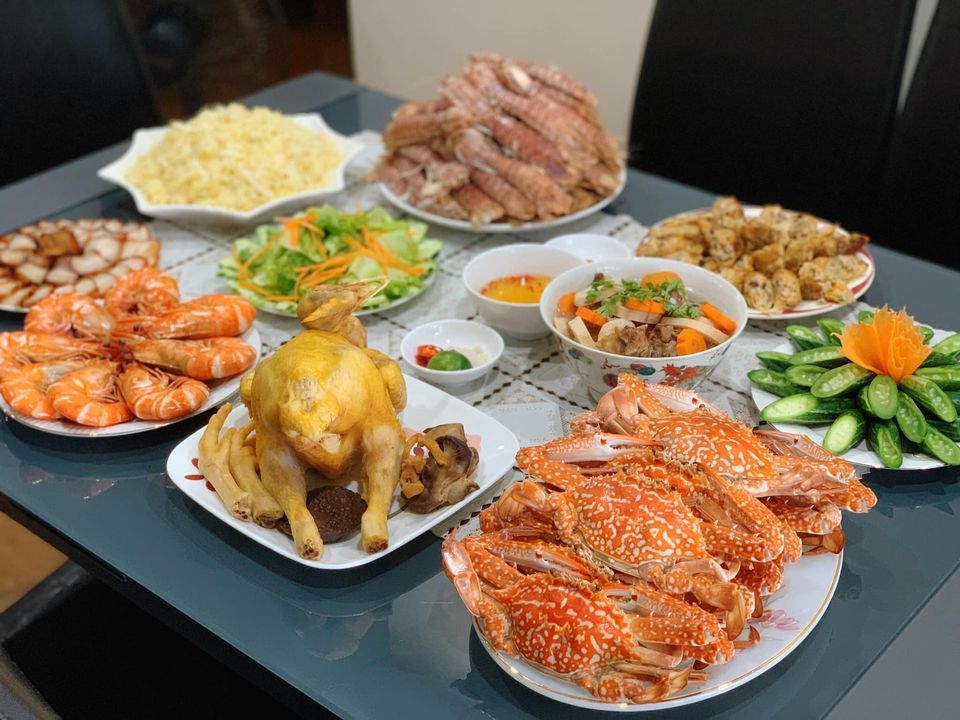 "Hoa mắt" với mâm cơm gia đình ngày nghỉ lễ của bà mẹ U60: xôi ngũ sắc, trứng cuộn hình chim công, hải sản bày biện ngập đĩa - Ảnh 11. "Hoa mắt" với mâm cơm gia đình ngày nghỉ lễ của bà mẹ U60: xôi ngũ sắc, trứng cuộn hình chim công, hải sản bày biện ngập đĩa - Ảnh 11.