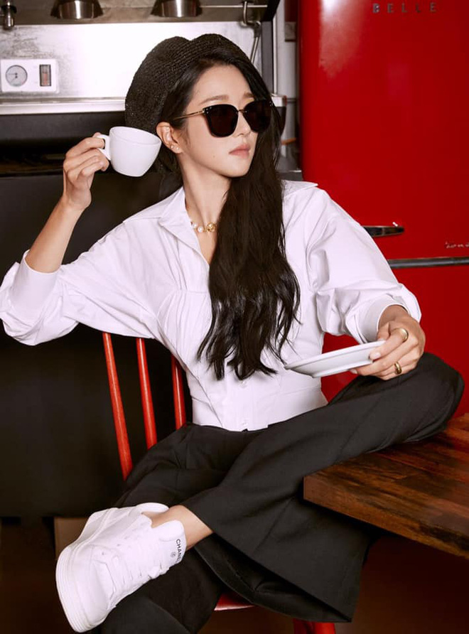 Không hổ danh &quot;bà hoàng sang chảnh&quot;, Seo Ye Ji ăn vận kín bưng đeo kính đen sì vẫn lấn lướt vòng eo thon của Somi - Ảnh 1.