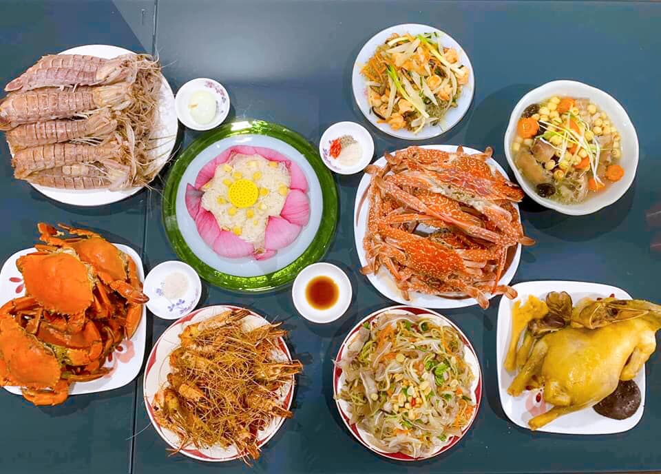 "Hoa mắt" với mâm cơm gia đình ngày nghỉ lễ của bà mẹ U60: xôi ngũ sắc, trứng cuộn hình chim công, hải sản bày biện ngập đĩa - Ảnh 6. "Hoa mắt" với mâm cơm gia đình ngày nghỉ lễ của bà mẹ U60: xôi ngũ sắc, trứng cuộn hình chim công, hải sản bày biện ngập đĩa - Ảnh 6.