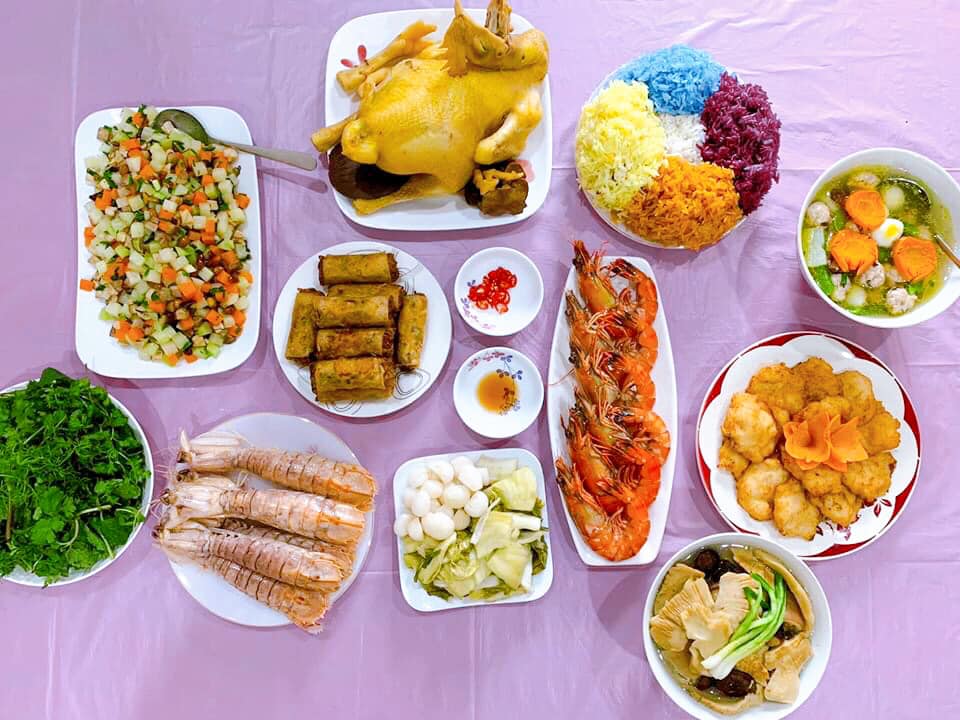 "Hoa mắt" với mâm cơm gia đình ngày nghỉ lễ của bà mẹ U60: xôi ngũ sắc, trứng cuộn hình chim công, hải sản bày biện ngập đĩa - Ảnh 3. "Hoa mắt" với mâm cơm gia đình ngày nghỉ lễ của bà mẹ U60: xôi ngũ sắc, trứng cuộn hình chim công, hải sản bày biện ngập đĩa - Ảnh 3.