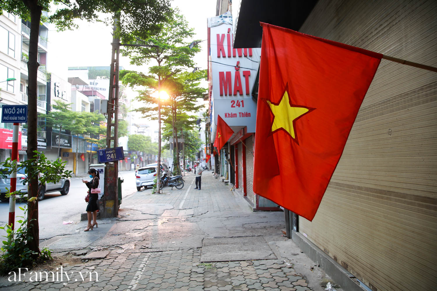 Áo cờ Tổ quốc là biểu tượng truyền thống đầy kiêu hãnh của dân tộc Việt Nam. Mỗi lần ngắm nhìn bức ảnh về áo cờ Tổ quốc, bạn sẽ được đắm mình trong tình yêu quê hương, nâng niu truyền thống và tự hào về đất nước.