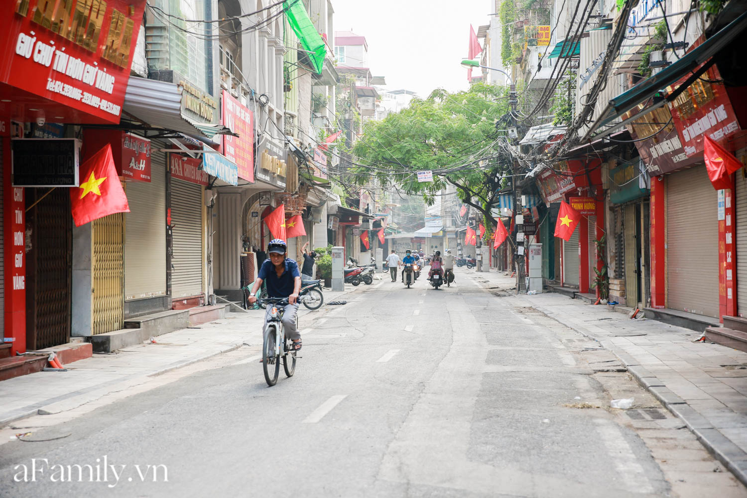 Phố phường vắng thanh, người dân mặc áo cờ Tổ quốc ra đường biểu diễn văn nghệ ngày Quốc khánh - Ảnh 2.