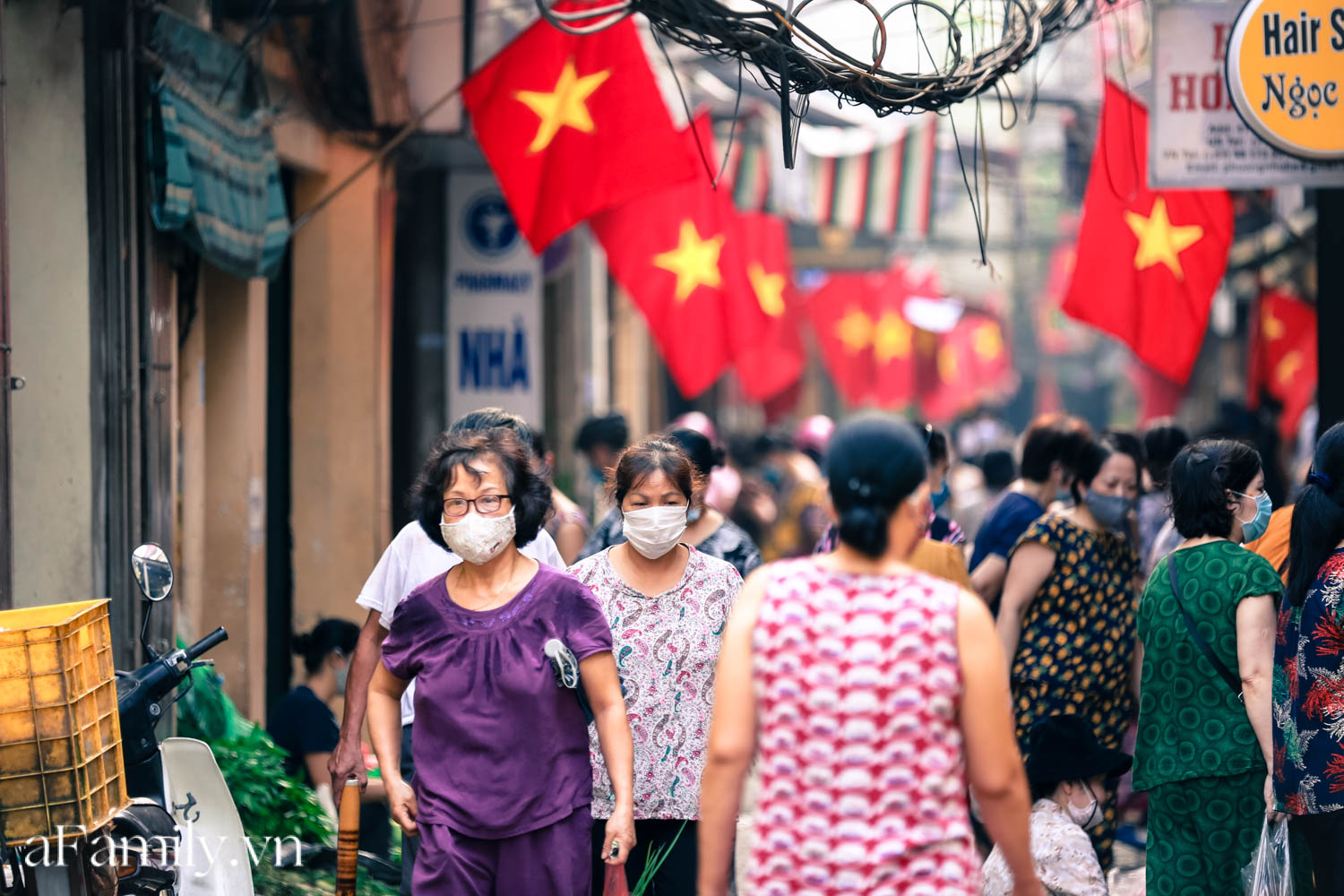 Phố phường vắng thanh, người dân mặc áo cờ Tổ quốc ra đường biểu diễn văn nghệ ngày Quốc khánh - Ảnh 5.