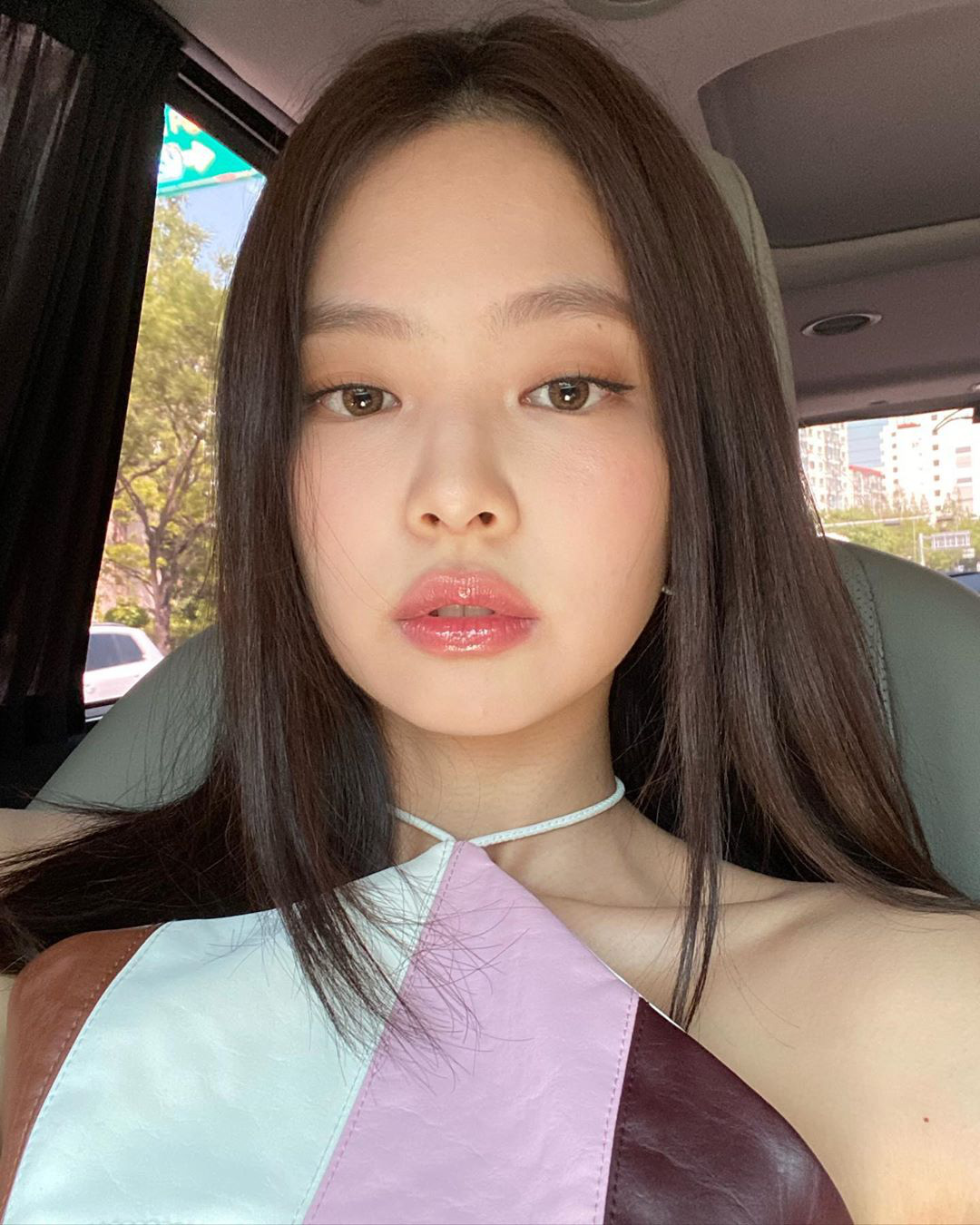 Chuyên gia sắc đẹp: Cùng theo dõi các chuyên gia sắc đẹp và stylist tại Hàn Quốc dành cho Jennie để tìm hiểu những bí quyết giúp cô nàng luôn tự tin với vẻ đẹp của mình.