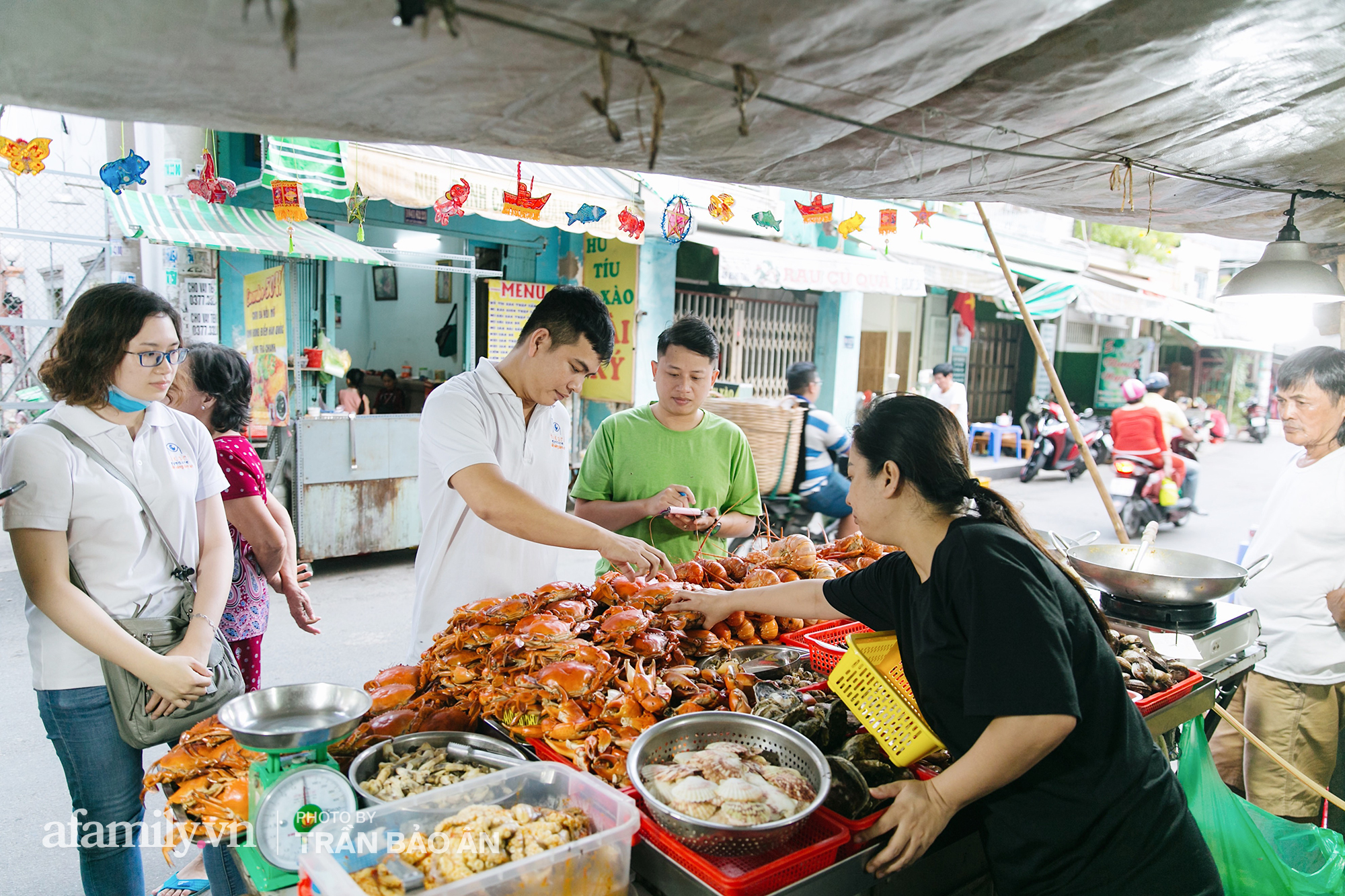 Hàng ốc núp hẻm bán 100k tận 3 con cua siêu tươi, "bao" chế biến thành đủ kiểu hot đến nỗi bày hàng chưa đến 2 tiếng đã hết sạch cua! - Ảnh 8. Hàng ốc núp hẻm bán 100k tận 3 con cua siêu tươi, "bao" chế biến thành đủ kiểu hot đến nỗi bày hàng chưa đến 2 tiếng đã hết sạch cua! - Ảnh 8.