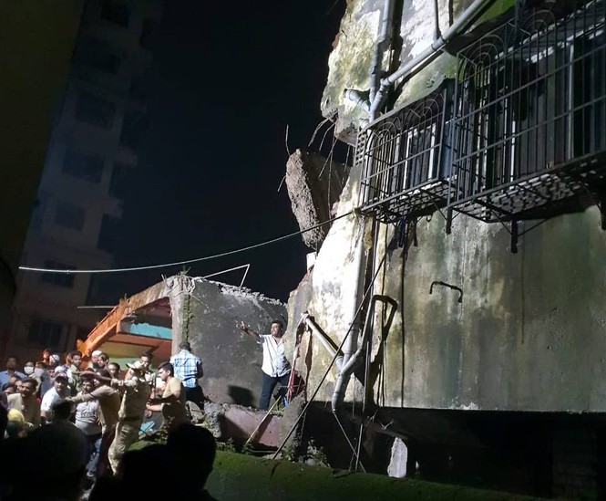 Sập nhà tầng ở Ấn Độ, hàng chục người thương vong - Ảnh 1.