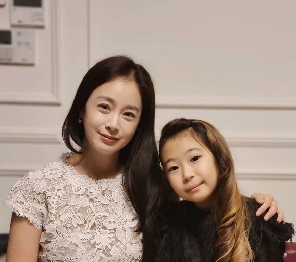 Bất ngờ với nhan sắc thật sự của vợ chồng Bi Rain - Kim Tae Hee trong tiệc thôi nôi của con gái thứ 2, hình như không hoàn hảo như lời đồn? - Ảnh 1.