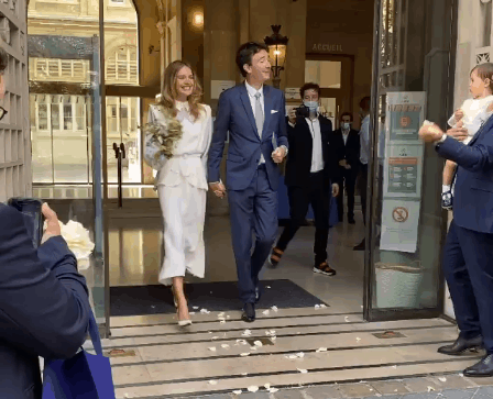 Siêu mẫu Nga và con trai chủ tịch LVMH kết hôn giản dị, ngắm váy cưới đơn giản của cô dâu lại càng bất ngờ - Ảnh 1. Siêu mẫu Nga và con trai chủ tịch LVMH kết hôn giản dị, ngắm váy cưới đơn giản của cô dâu lại càng bất ngờ - Ảnh 1.