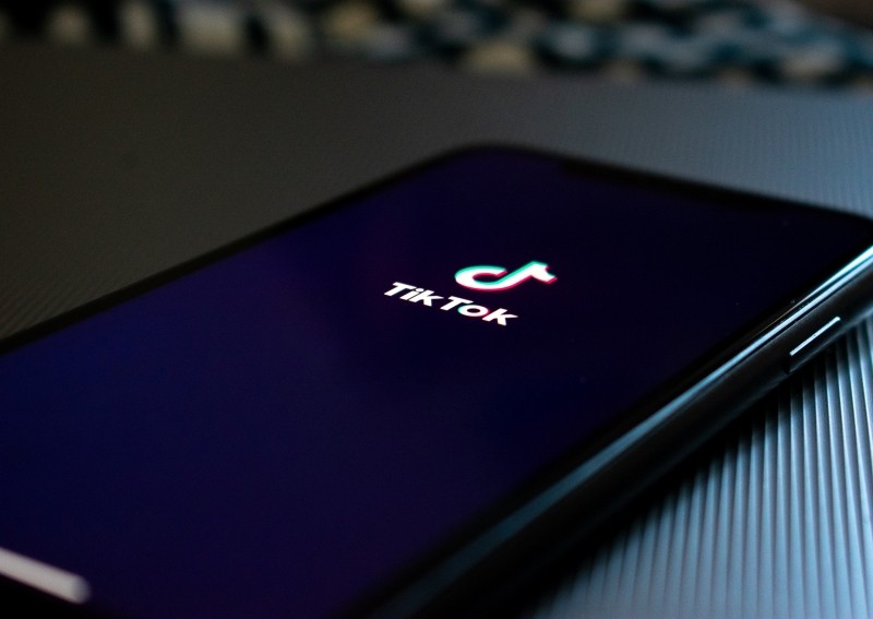 Các cha mẹ cần cảnh giác với một đoạn clip trên Tiktok: mở đầu là hình chó mèo sau đó là cảnh tự sát của một người đàn ông rất ghê rợn - Ảnh 1. Các cha mẹ cần cảnh giác với một đoạn clip trên Tiktok: mở đầu là hình chó mèo sau đó là cảnh tự sát của một người đàn ông rất ghê rợn - Ảnh 1.