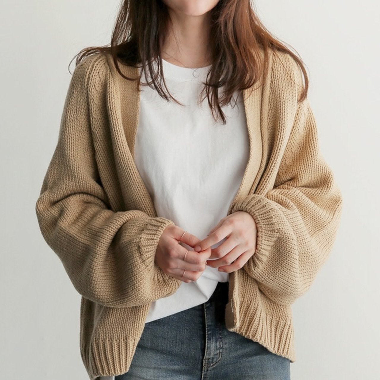 Chỉ là 2 dáng áo len cơ bản nhưng lại có sức mạnh cải thiện style ghê gớm, có đủ thì bạn khỏi lo mỗi sáng mặc gì - Ảnh 12. Chỉ là 2 dáng áo len cơ bản nhưng lại có sức mạnh cải thiện style ghê gớm, có đủ thì bạn khỏi lo mỗi sáng mặc gì - Ảnh 12.