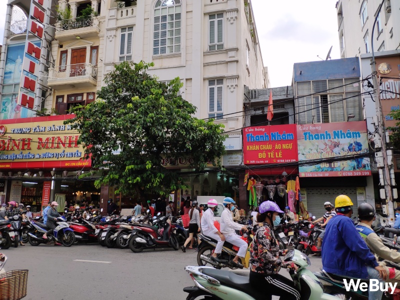 Tiệm bánh Trung thu nổi tiếng ở Hải Phòng chen chúc người mua như thời bao cấp, đông đến mức phải có công an dẹp đường - Ảnh 12. Tiệm bánh Trung thu nổi tiếng ở Hải Phòng chen chúc người mua như thời bao cấp, đông đến mức phải có công an dẹp đường - Ảnh 12.