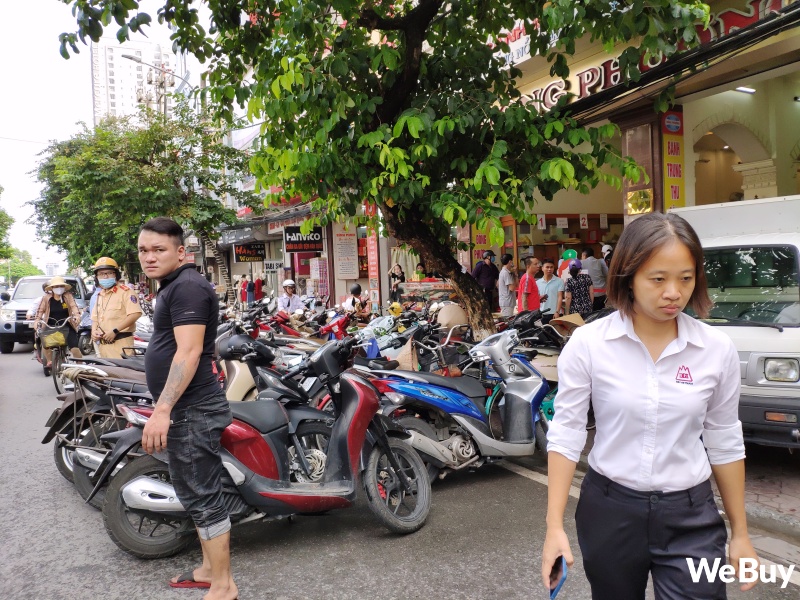 Tiệm bánh Trung thu nổi tiếng ở Hải Phòng chen chúc người mua như thời bao cấp, đông đến mức phải có công an dẹp đường - Ảnh 10. Tiệm bánh Trung thu nổi tiếng ở Hải Phòng chen chúc người mua như thời bao cấp, đông đến mức phải có công an dẹp đường - Ảnh 10.