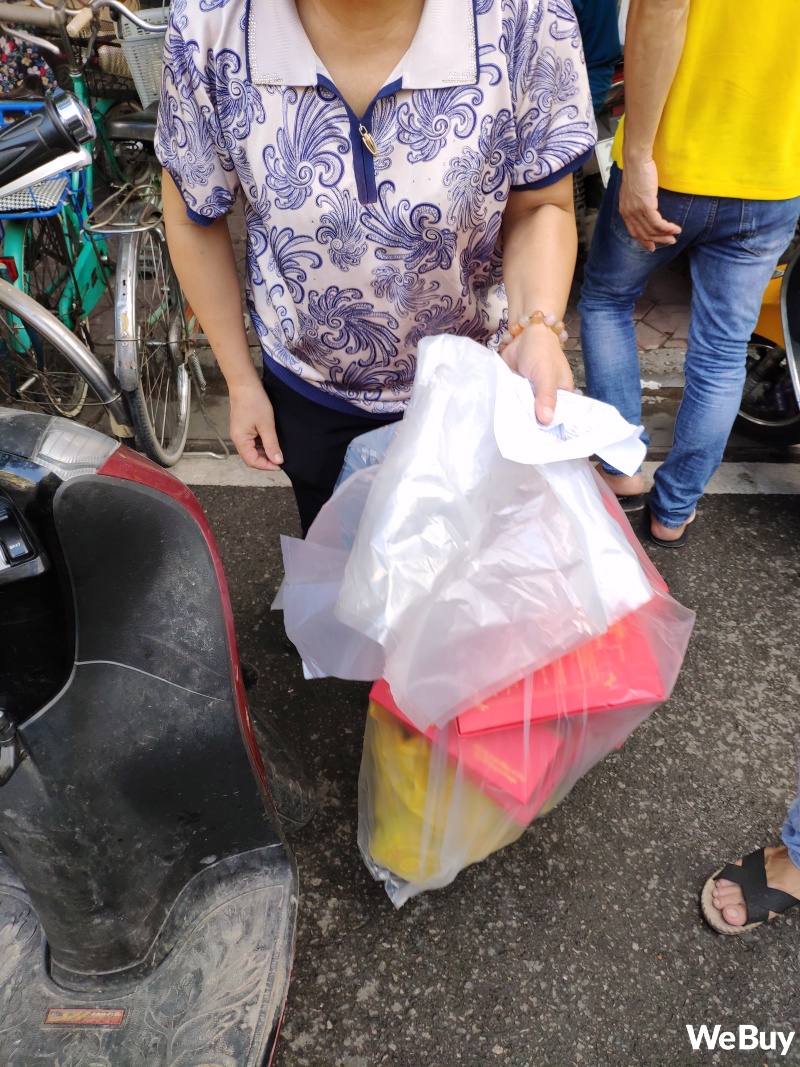 Tiệm bánh Trung thu nổi tiếng ở Hải Phòng chen chúc người mua như thời bao cấp, đông đến mức phải có công an dẹp đường - Ảnh 7. Tiệm bánh Trung thu nổi tiếng ở Hải Phòng chen chúc người mua như thời bao cấp, đông đến mức phải có công an dẹp đường - Ảnh 7.