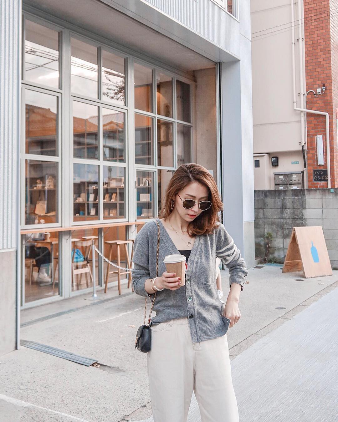 Chỉ là 2 dáng áo len cơ bản nhưng lại có sức mạnh cải thiện style ghê gớm, có đủ thì bạn khỏi lo mỗi sáng mặc gì - Ảnh 10. Chỉ là 2 dáng áo len cơ bản nhưng lại có sức mạnh cải thiện style ghê gớm, có đủ thì bạn khỏi lo mỗi sáng mặc gì - Ảnh 10.