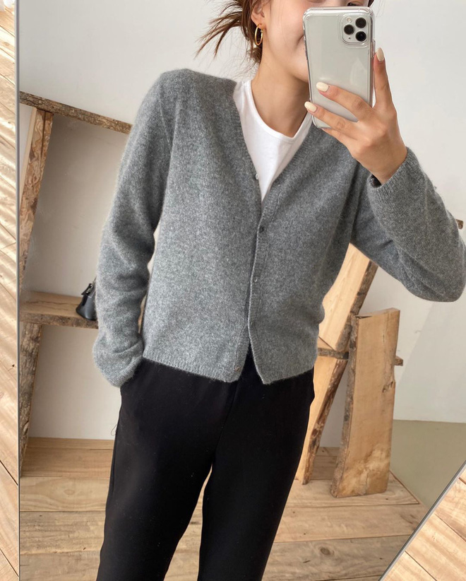 Chỉ là 2 dáng áo len cơ bản nhưng lại có sức mạnh cải thiện style ghê gớm, có đủ thì bạn khỏi lo mỗi sáng mặc gì - Ảnh 15. Chỉ là 2 dáng áo len cơ bản nhưng lại có sức mạnh cải thiện style ghê gớm, có đủ thì bạn khỏi lo mỗi sáng mặc gì - Ảnh 15.