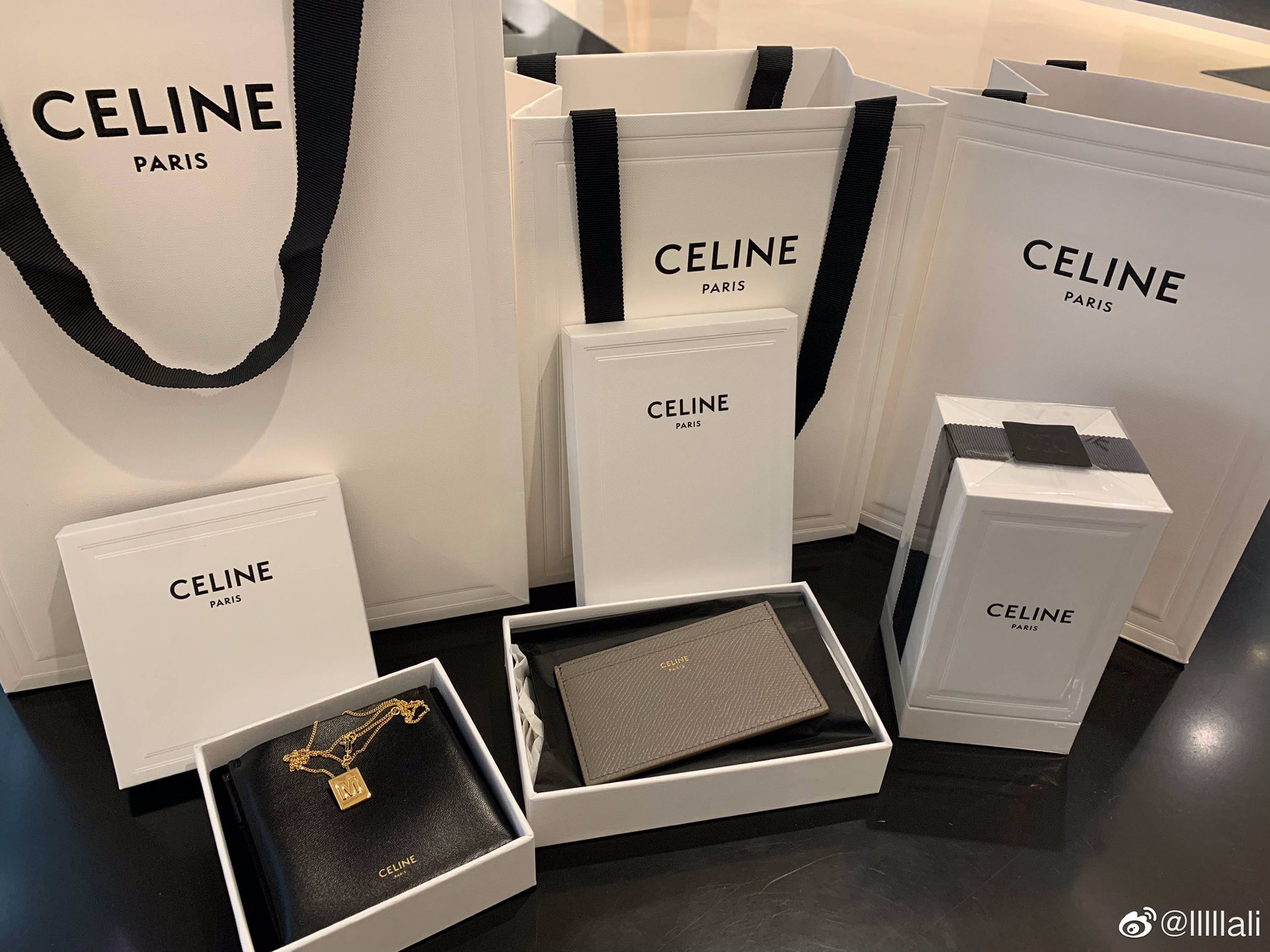 Nể fan của Lisa: Chốt đơn liên tục, mua cả tá đồ Celine mừng idol thành đại sứ toàn cầu - Ảnh 8.