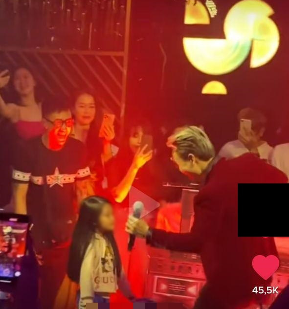 Netizen tranh cãi đoạn clip Binz diễn Bigcityboi trước mặt một bé gái trong quán bar, còn nghi ngờ hát nhép? - Ảnh 1.