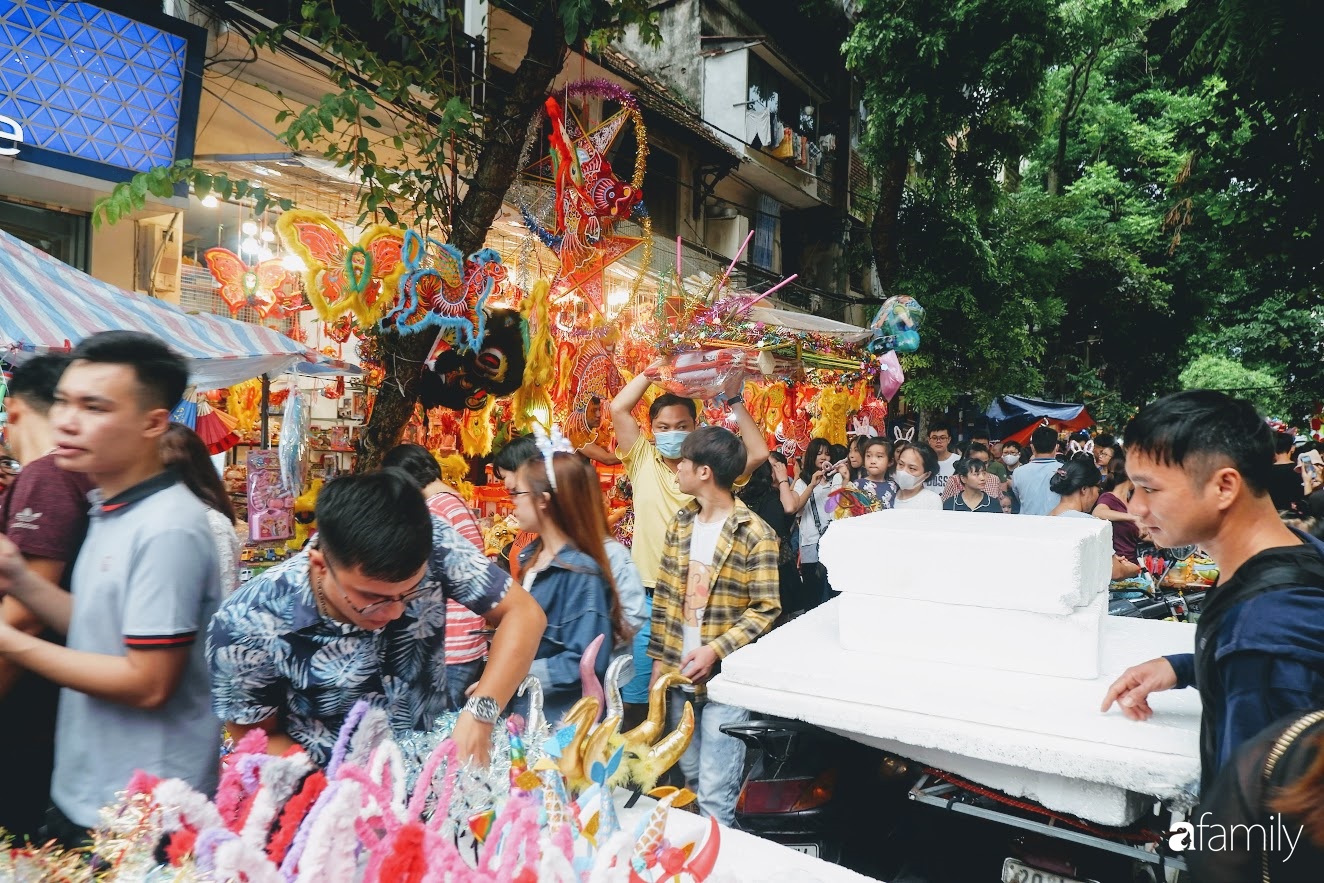 Phố Hàng Mã chật kín người mua sắm dịp Tết Trung thu, gần như không còn khoảng trống - Ảnh 10.